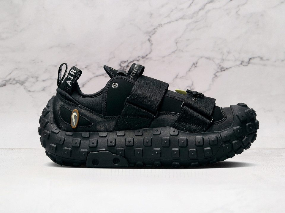 Nike Air Flea 2 Black – Close-Up of Premium Leather Finish