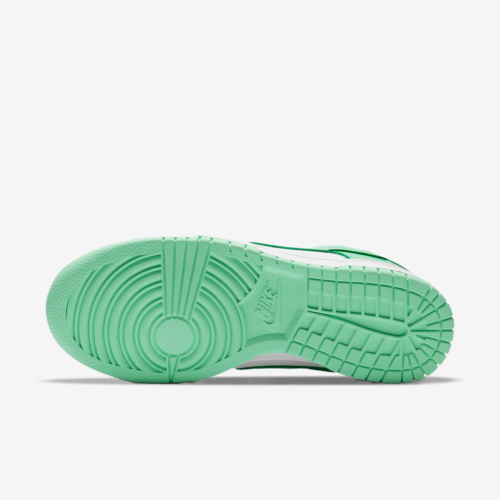 SB Dunk Low Green glow