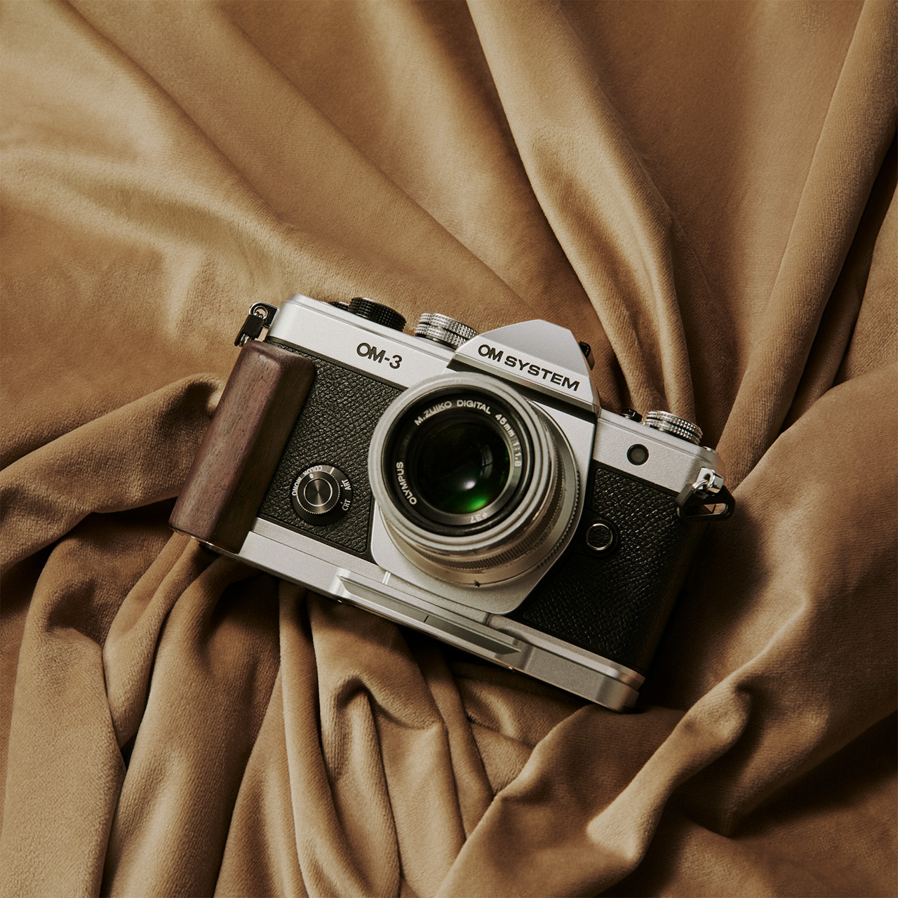 SMALLRIG L-MOUNT PLATE W/WOOD HANDLE (OM-3) SMALLRIG L-MOUNT PLATE W/WOOD HANDLE (OM-3)