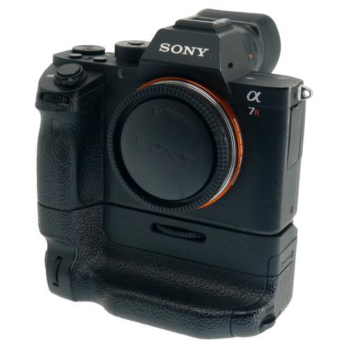 USED SONY A7R II W/GRIP (778640)