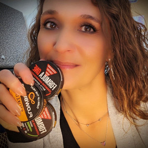 Customer holding a handful of FlowBlend nootropic and energy pouch cans