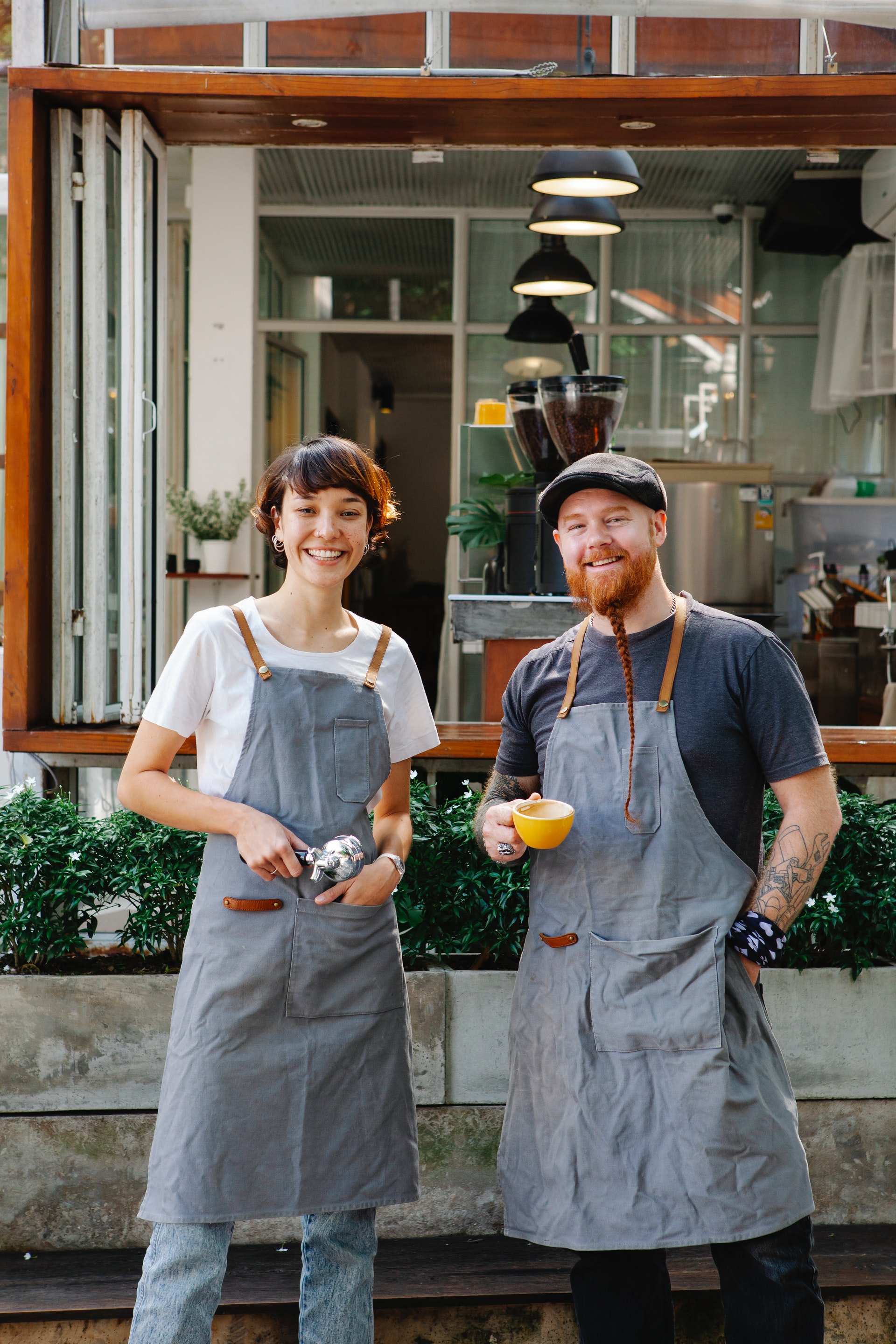 2 baristas in coffee shop