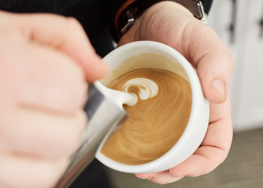 Pouring wiggle lines at the edge of the cup