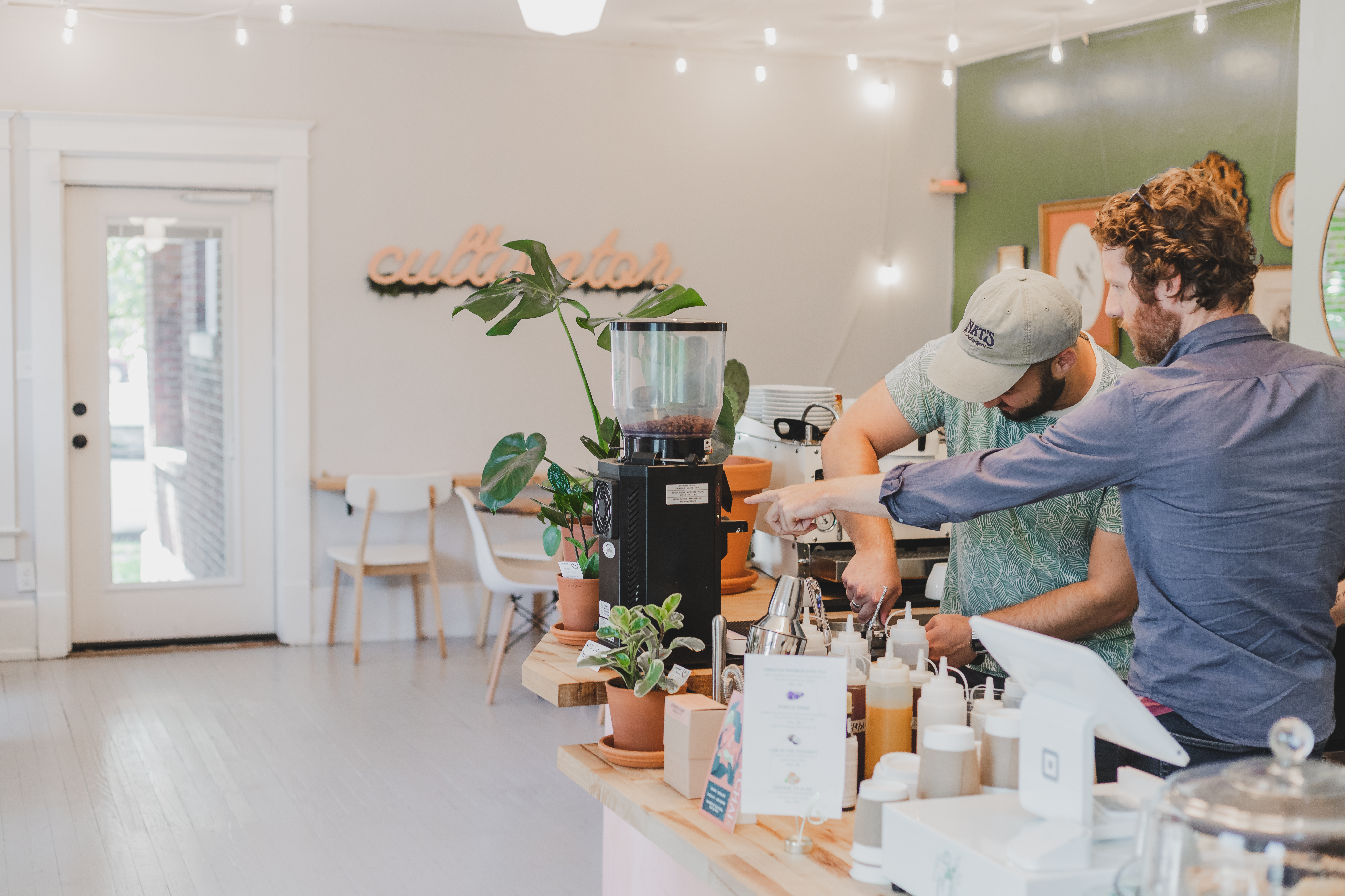 Talking about bar flow at a café