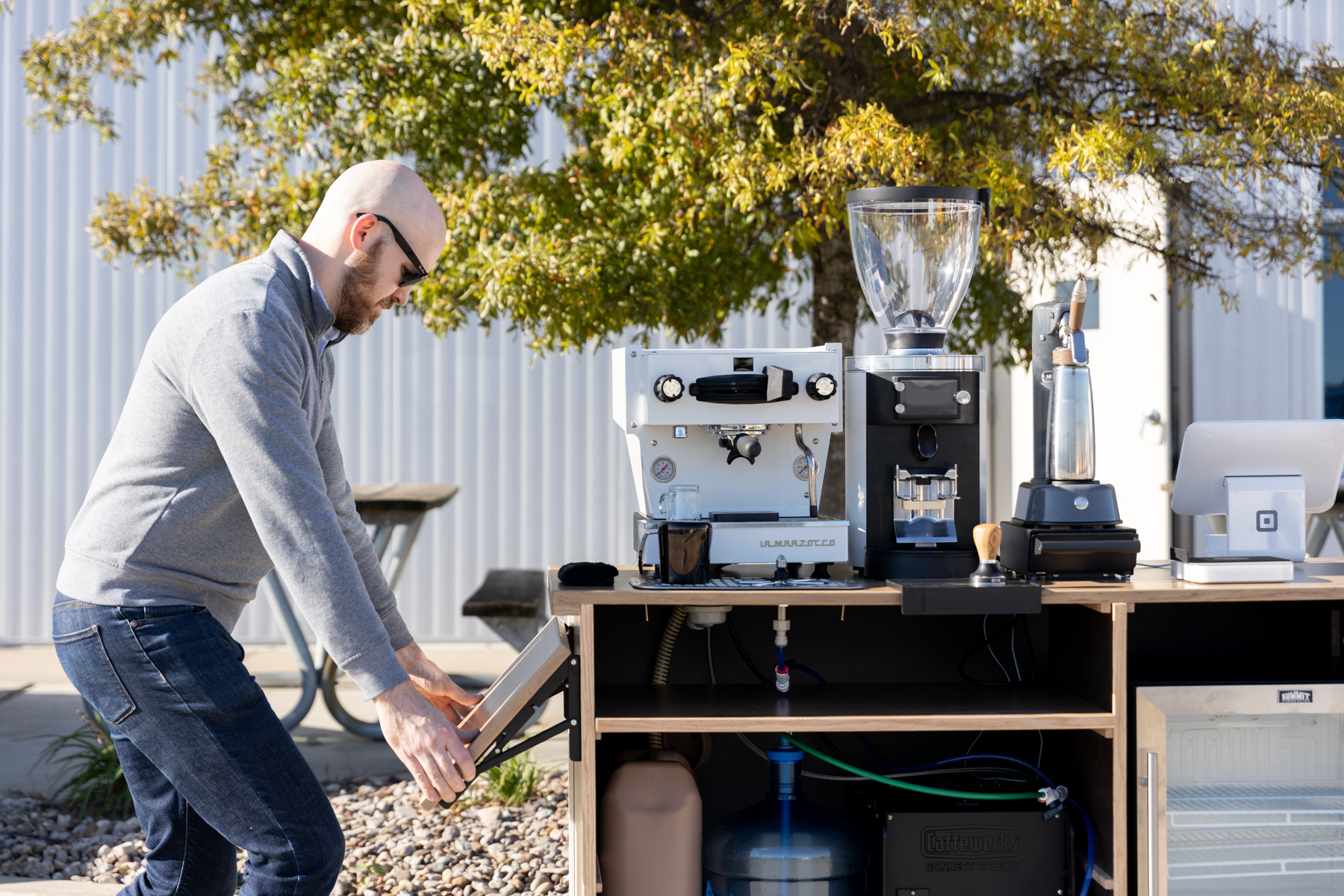 Folding shelf of coffee cart