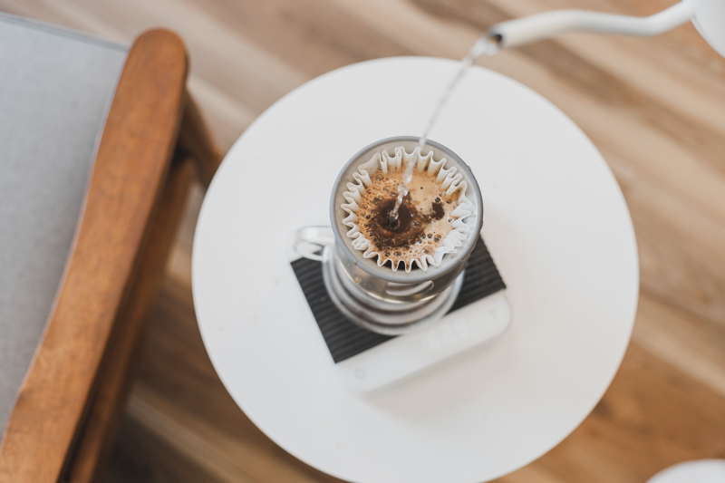 Water pouring from EKG into Espro Bloom