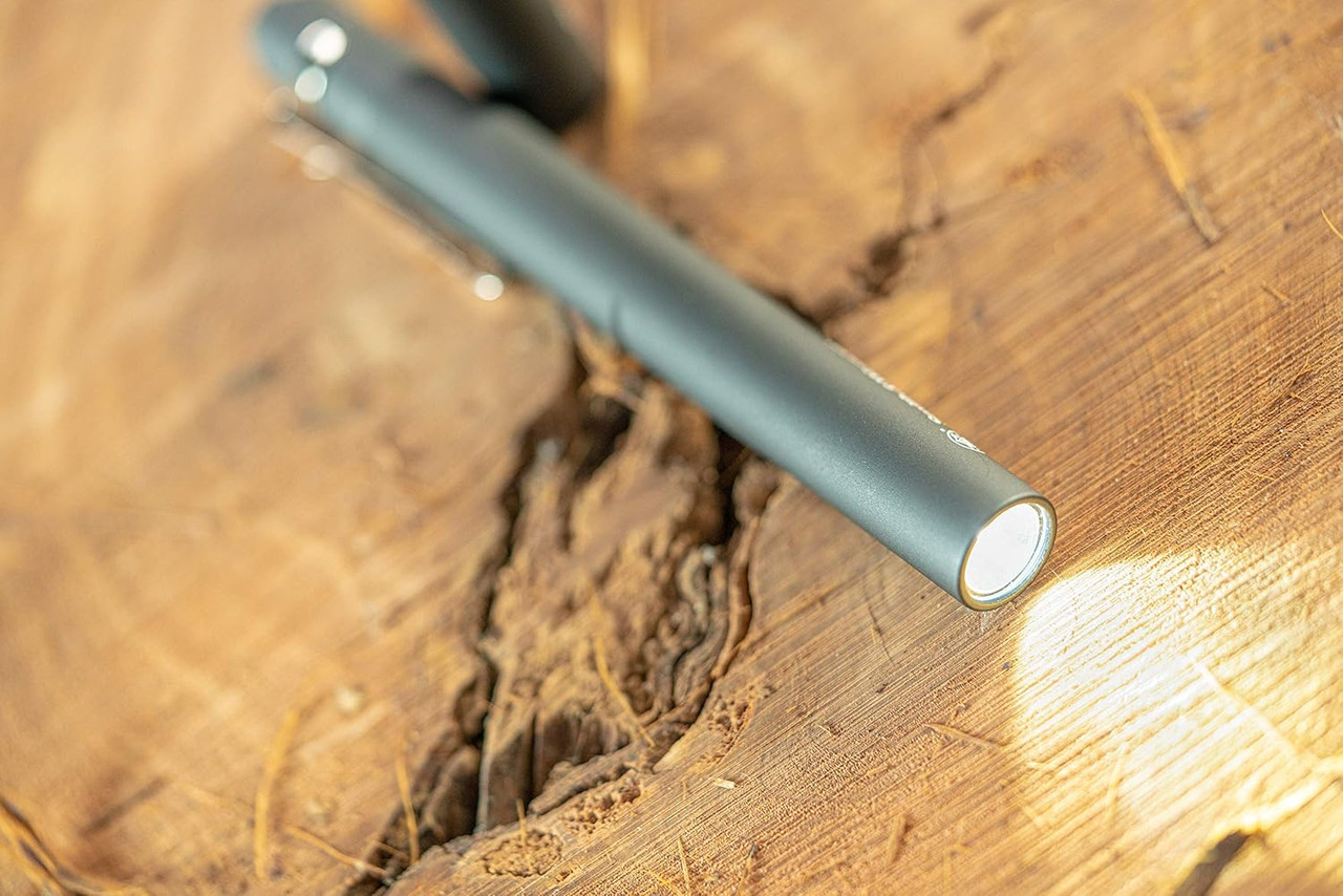 Smith & Wesson Night Guard Slim Flashlight 175 Lumens W/ High/Low Modes