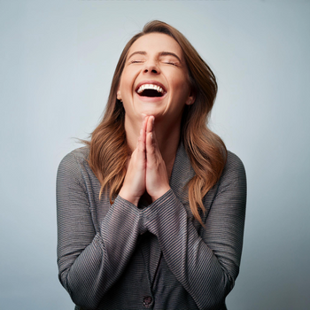 Woman happy with her ArOmis Nebulizer Diffuser Woman happy with her ArOmis Nebulizer Diffuser