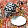 Play'n con fuego - Skull Ring de acero inoxidable con las llamas en la frente