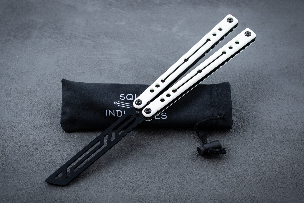 ハンドスピナー　triton v2 ブラック Squid Industries Inked Triton V2 Butterfly Balisong Black Trainer