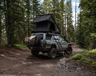 4Runner camping near lake in Utah Uinta Mountains