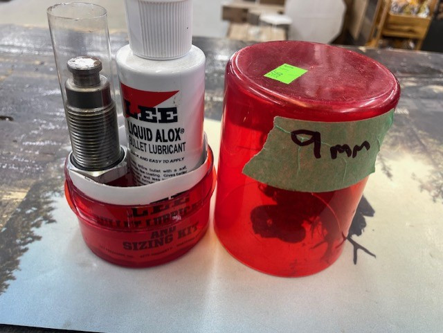 Used Lee Breech Lock Reloading Kit w/9mm & 223 Die Sets