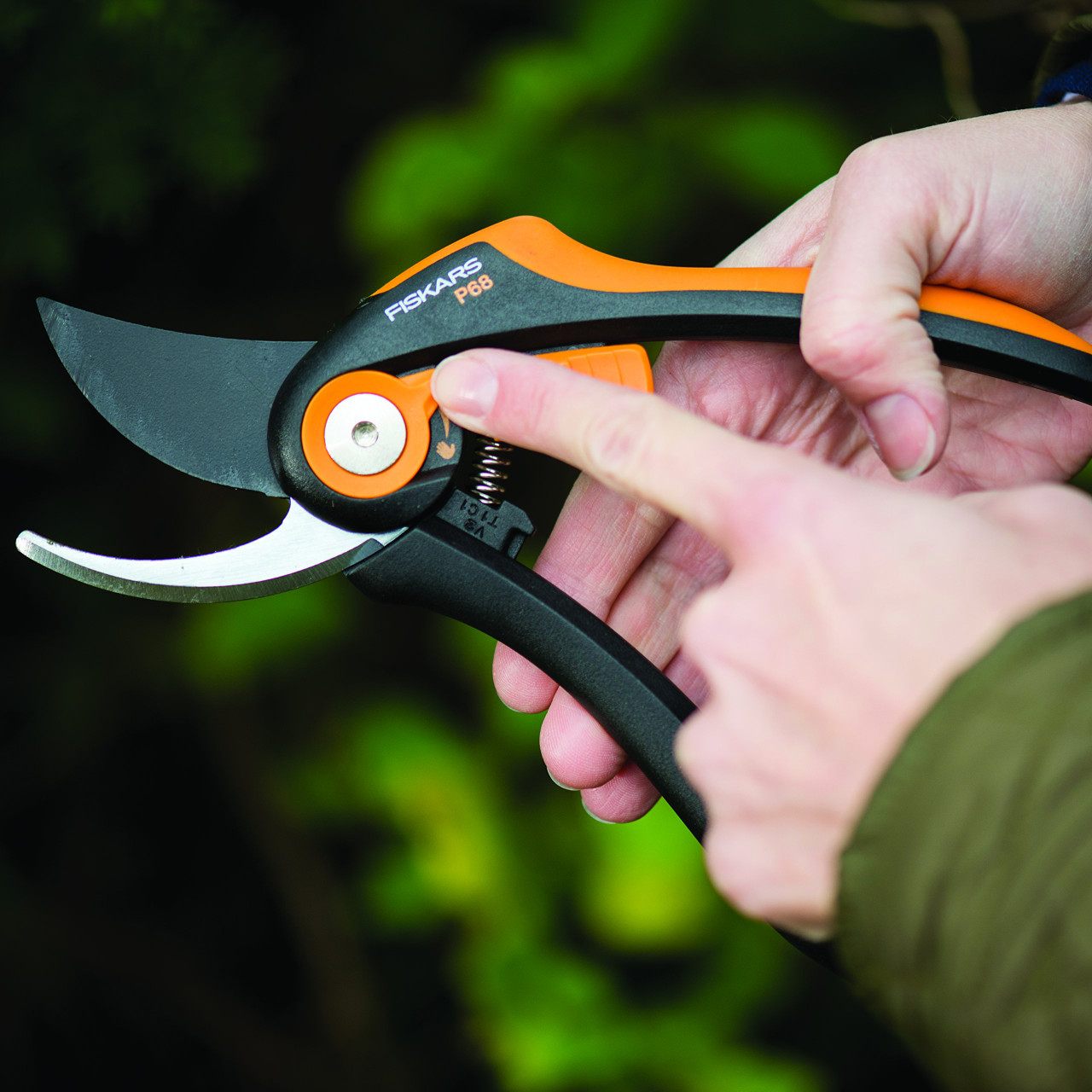 Fiskars SmartFit Pruner Bypass P68, Cutting Diameter Adjustable Up to 5/8" Cut, Steel Blades with Non-stick Coating/Fiberglass Reinforced Plastic Handles, Length:8 inches, Black/Orange, 391171-4001 - Thumbnail 5