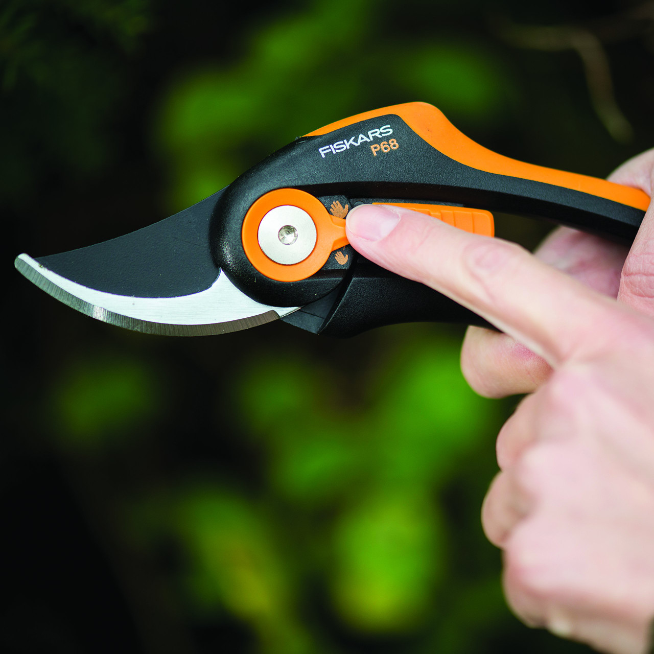 Fiskars SmartFit Pruner Bypass P68, Cutting Diameter Adjustable Up to 5/8" Cut, Steel Blades with Non-stick Coating/Fiberglass Reinforced Plastic Handles, Length:8 inches, Black/Orange, 391171-4001 - Thumbnail 2
