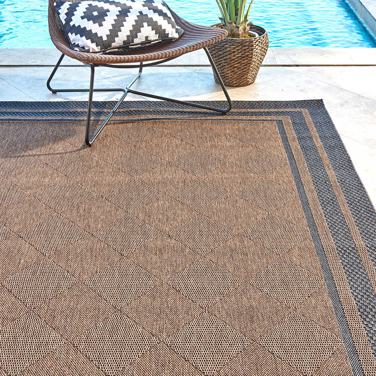 Indoor/Outdoor Rug from Studio by Brown Jordan, Astrid 8X10 iLIKENEW