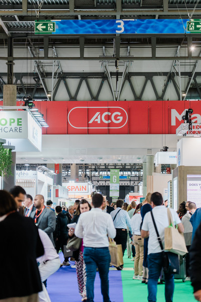 Branding of glass on the walkway in Hall 3