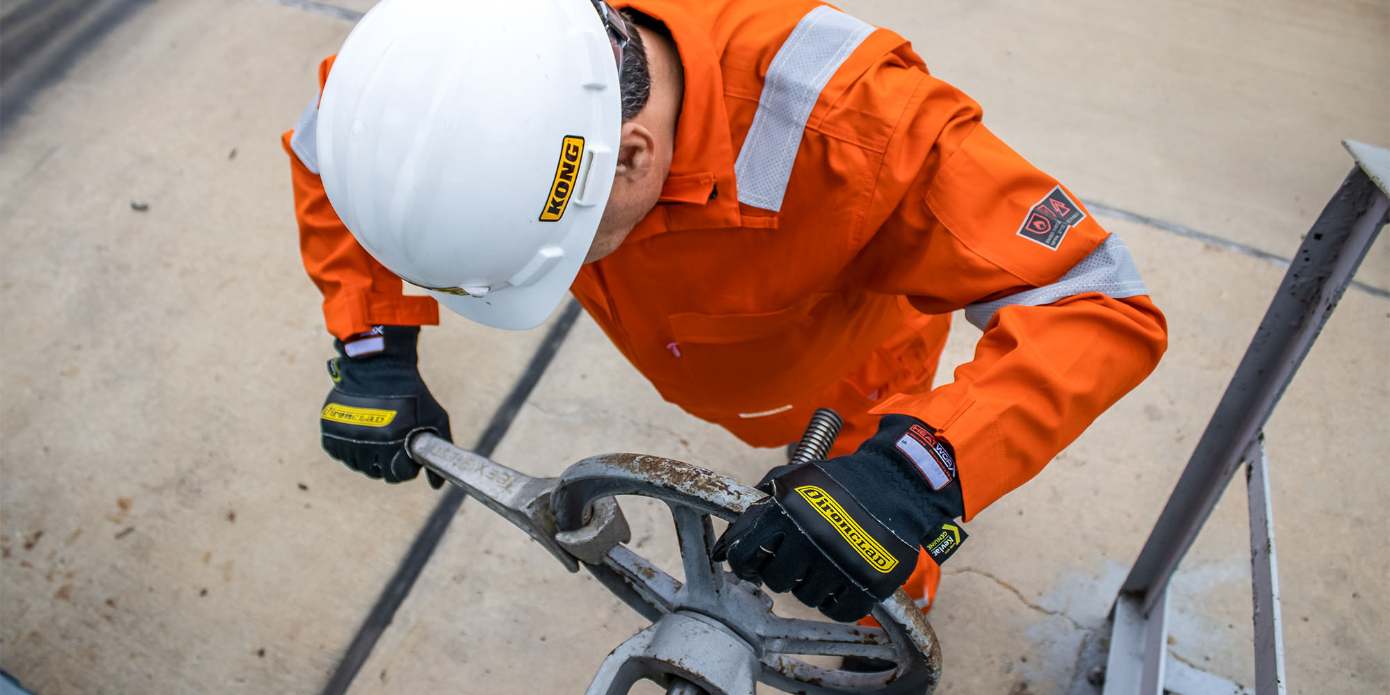 IRONCLAD LAUNCHES WORLD'S FIRST NFPA2112 FLASH FIRE GLOVE IN PARTNERSHIP WITH DUPONT™