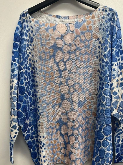 Loowie Round Neck Blue Brown Giraffe Pattern One Size Top