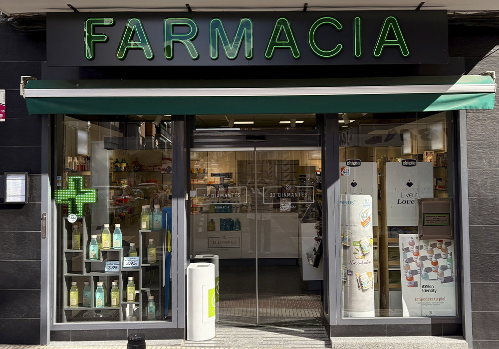 Exterior de la Farmacia 33 Diamantes en Villaverde bajo, Madrid
