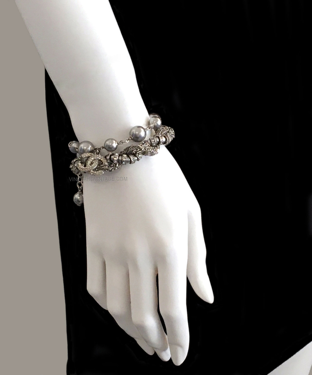 Double white pearls bracelet with gilded silver details