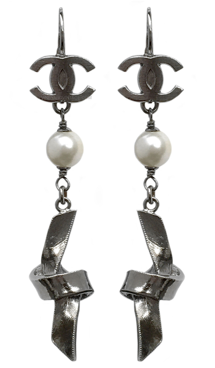 CHANEL LONG CC LOGO, PEARL & METAL RIBBON EARRINGS