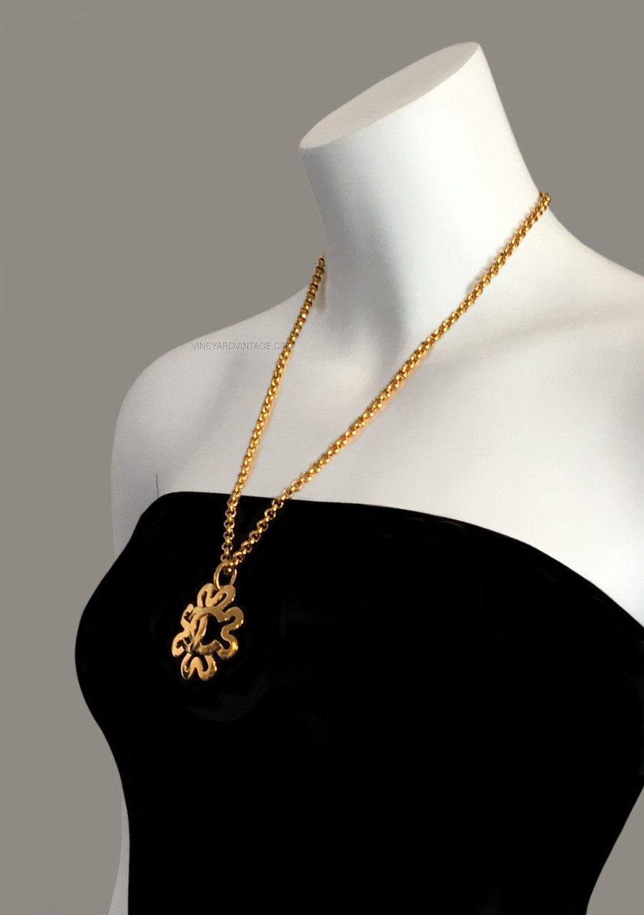 希少✨CHANEL Necklace Clover Vintage CC' Lucky Clover Necklace | Authentic & Vintage | ReSee