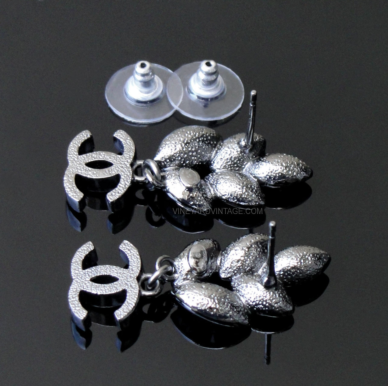 CHANEL 2022 CRYSTAL LEAF & HANGING CC LOGO EARRINGS CHANEL 2022 CRYSTAL LEAF & HANGING CC LOGO EARRINGS