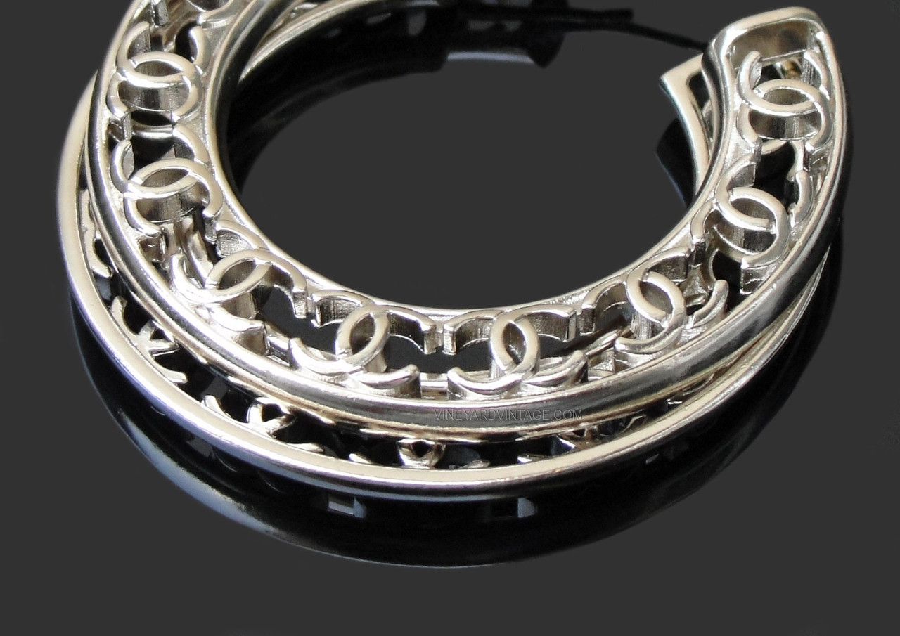 CHANEL オープンワークリング　レア商品 CHANEL OPENWORK CUT OUT CC LOGO MEDIUM HOOP EARRINGS