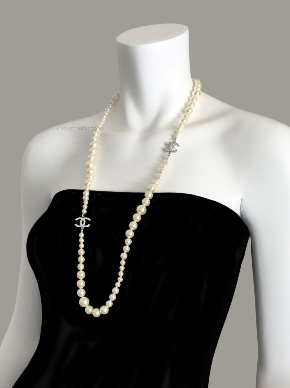CHANEL CLASSIC PEARL AND DOUBLE CC LOGO NECKLACE