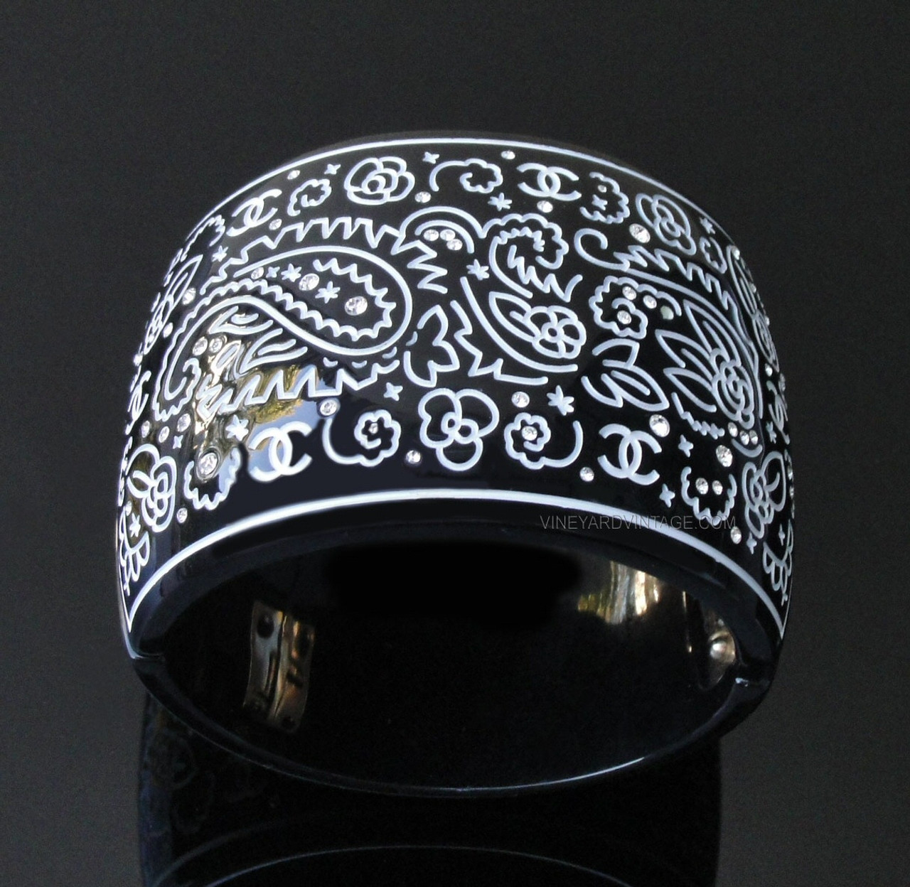 【クリスタルxCCロゴ☆涼しげ】CHANEL★ブレスレット CHANEL BLACK GLOSSY PAISLEY, CRYSTAL & CC LOGO CUFF