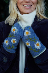 Daisy pattern handwarmers