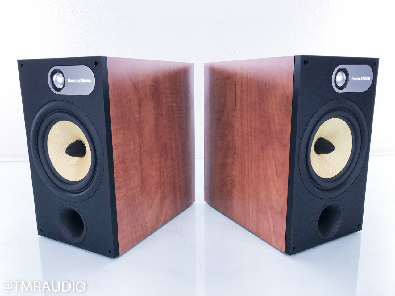 B&W 685 Bookshelf Speakers