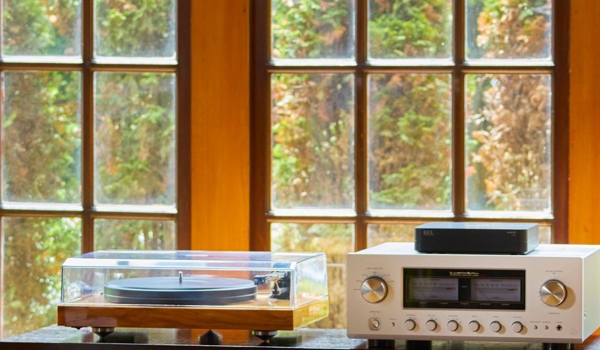REL Airship Direct Wireless Transmitter, with turntable and silverface amp