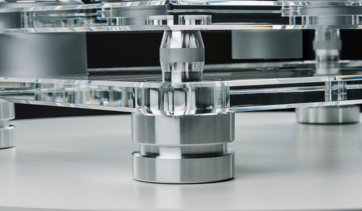 Musical Fidelity M6xTT Belt-Drive Turntable feet detail view