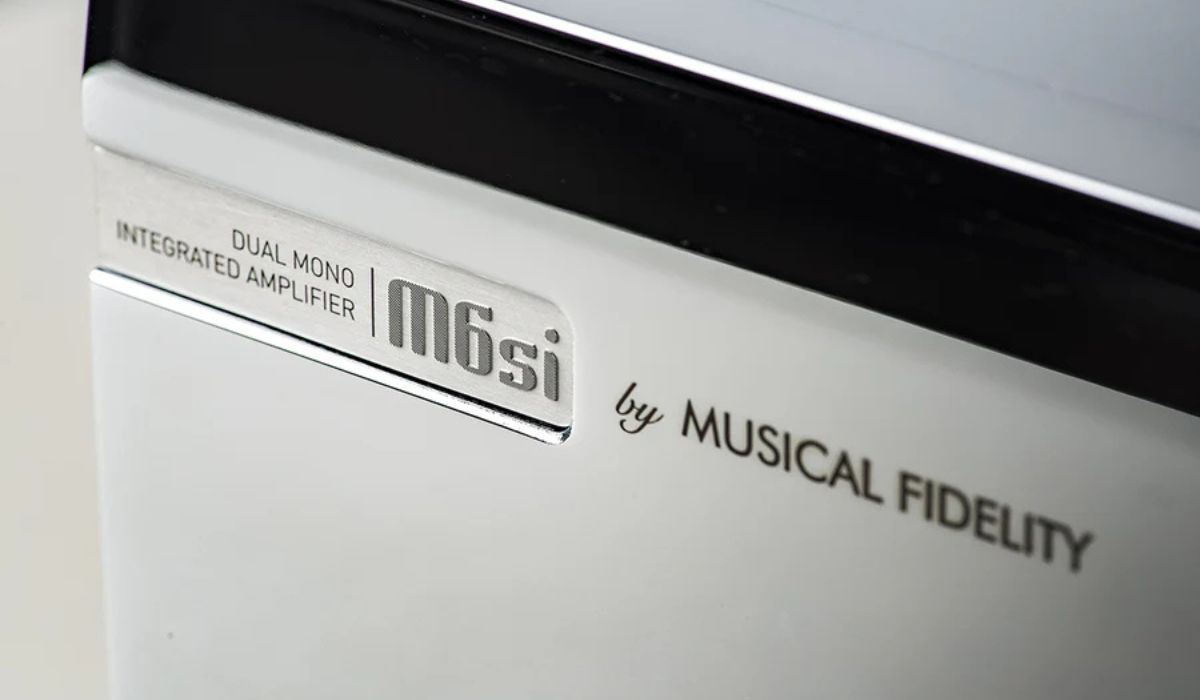 Musical Fidelity M6si Limited Edition Chrome, badging detail shot on faceplate