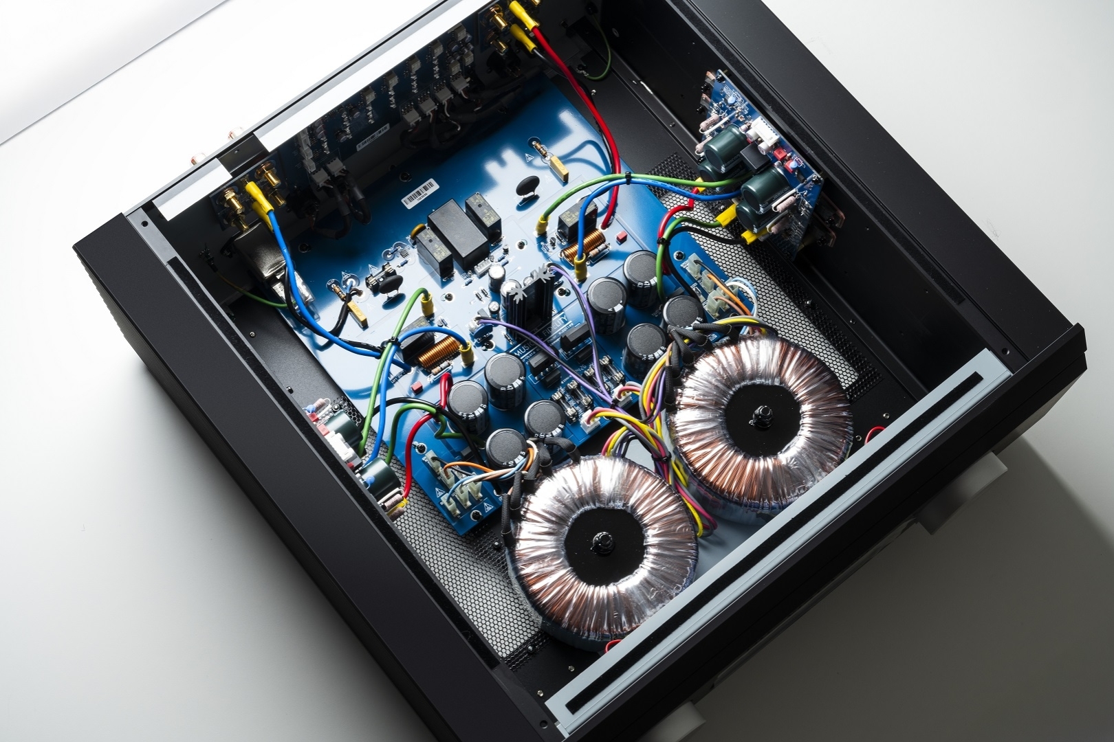 Internal view of Nu-Vista 600.2 showing TITAN power amplifier topology