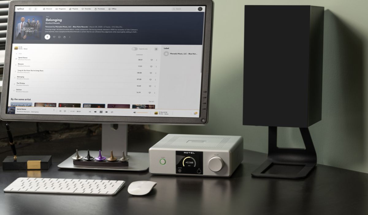 Rotel DX-5 Stereo Integrated Amplifier in desktop Hi-Fi setup