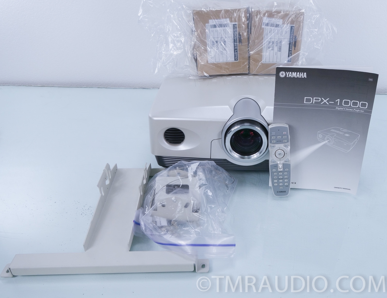 Yamaha DPX-1000 Video Digital Home Cinema 1080i w/ Remote, 3 lamps