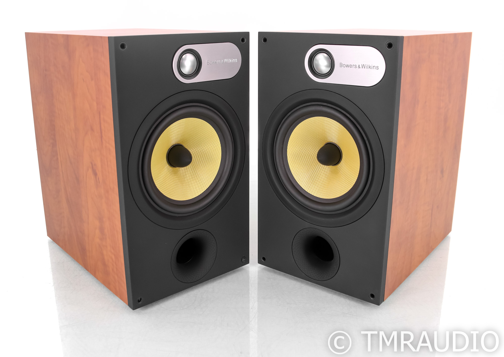 B&W 685 Bookshelf Speakers