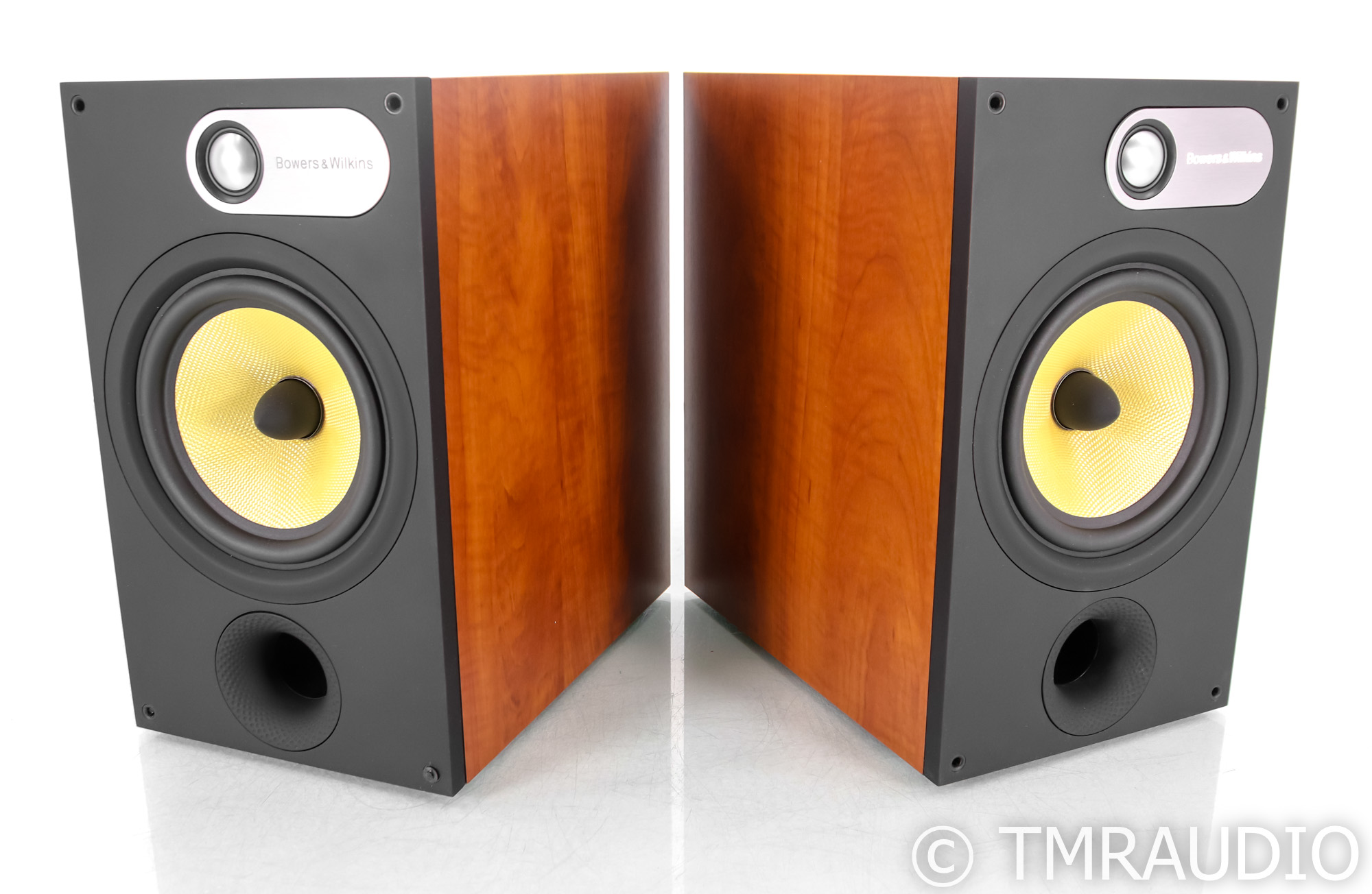 B&W 685 Bookshelf Speakers