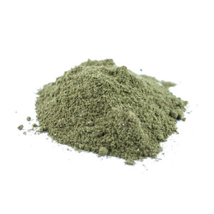 Das Bild zeigt CBD-Pulver für Katzen, sorgfältig auf einer flachen Oberfläche präsentiert. Das feine, erdige Pulver spiegelt seine natürliche Zusammensetzung wider. Es ist leicht dosierbar und ideal zur Förderung des Wohlbefindens von Katzen. Die schlichte und dezente Darstellung unterstreicht die Natürlichkeit und Premium-Qualität des Produkts, perfekt geeignet für die sanfte Unterstützung im Alltag deines Haustiers.