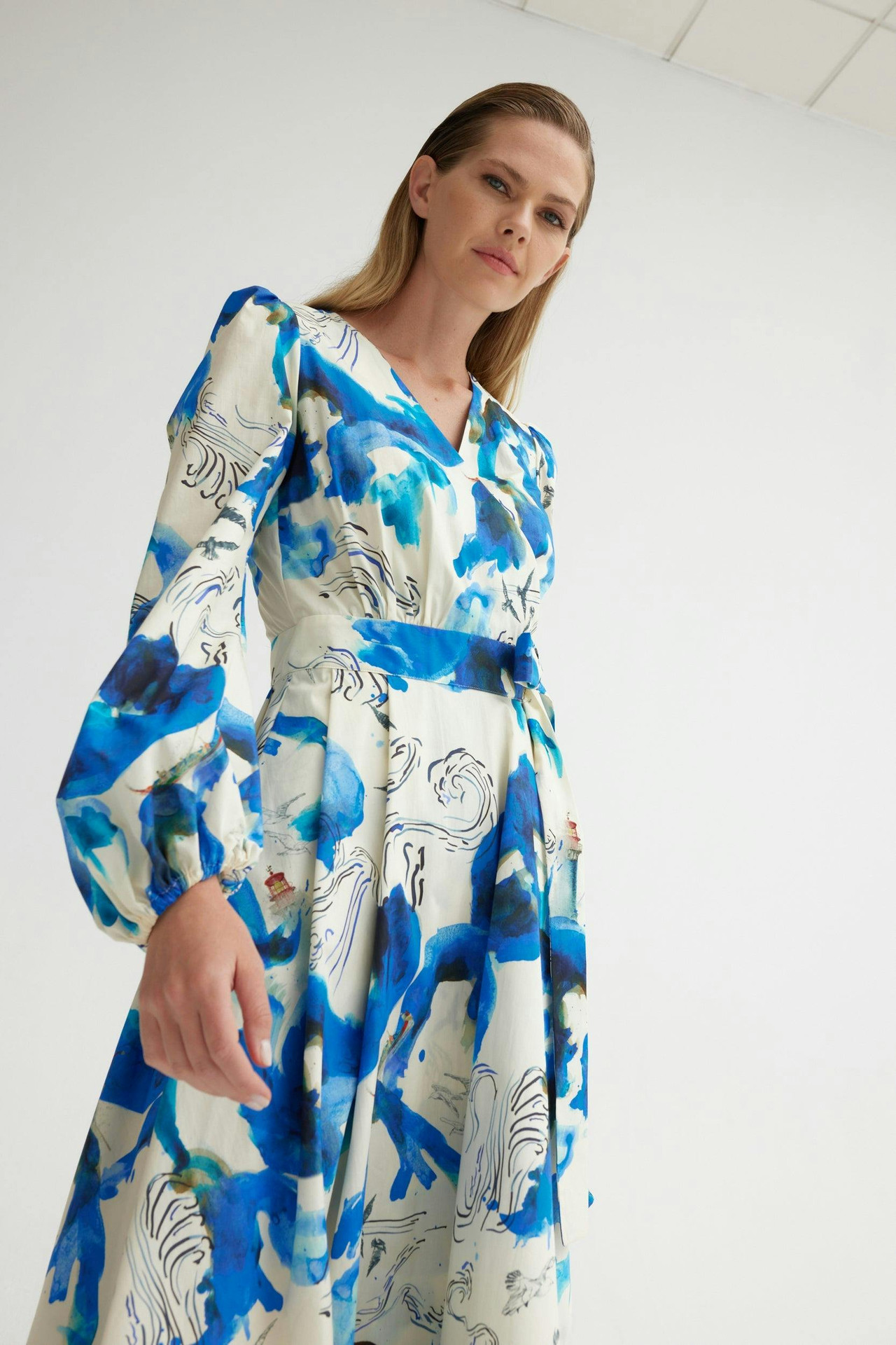 Vestido midi de algodón orgánico con escote en V y cuerpo cruzado