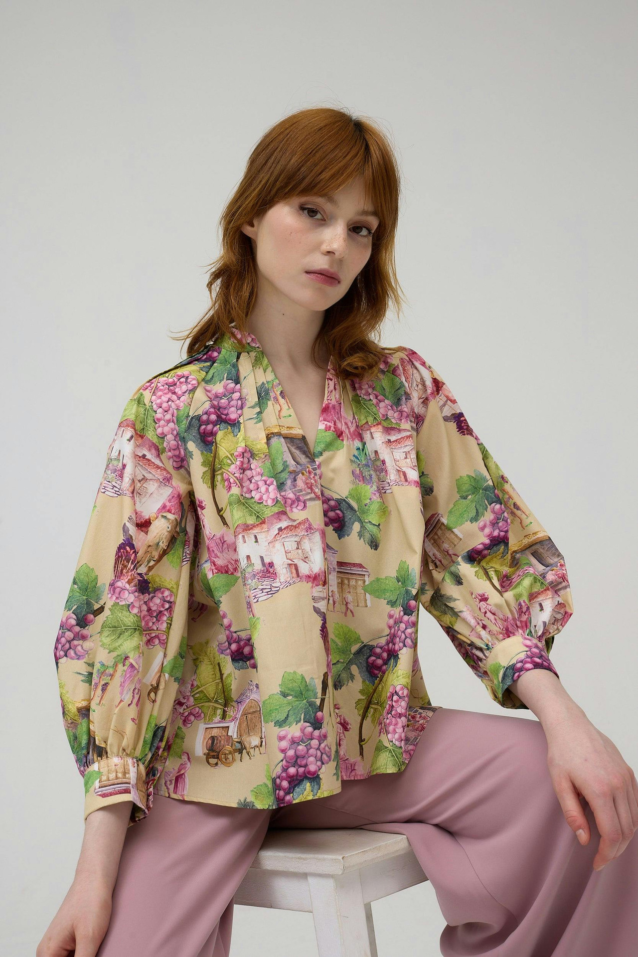 Blusa oversize con cuello mandarín y pliegues en el hombro