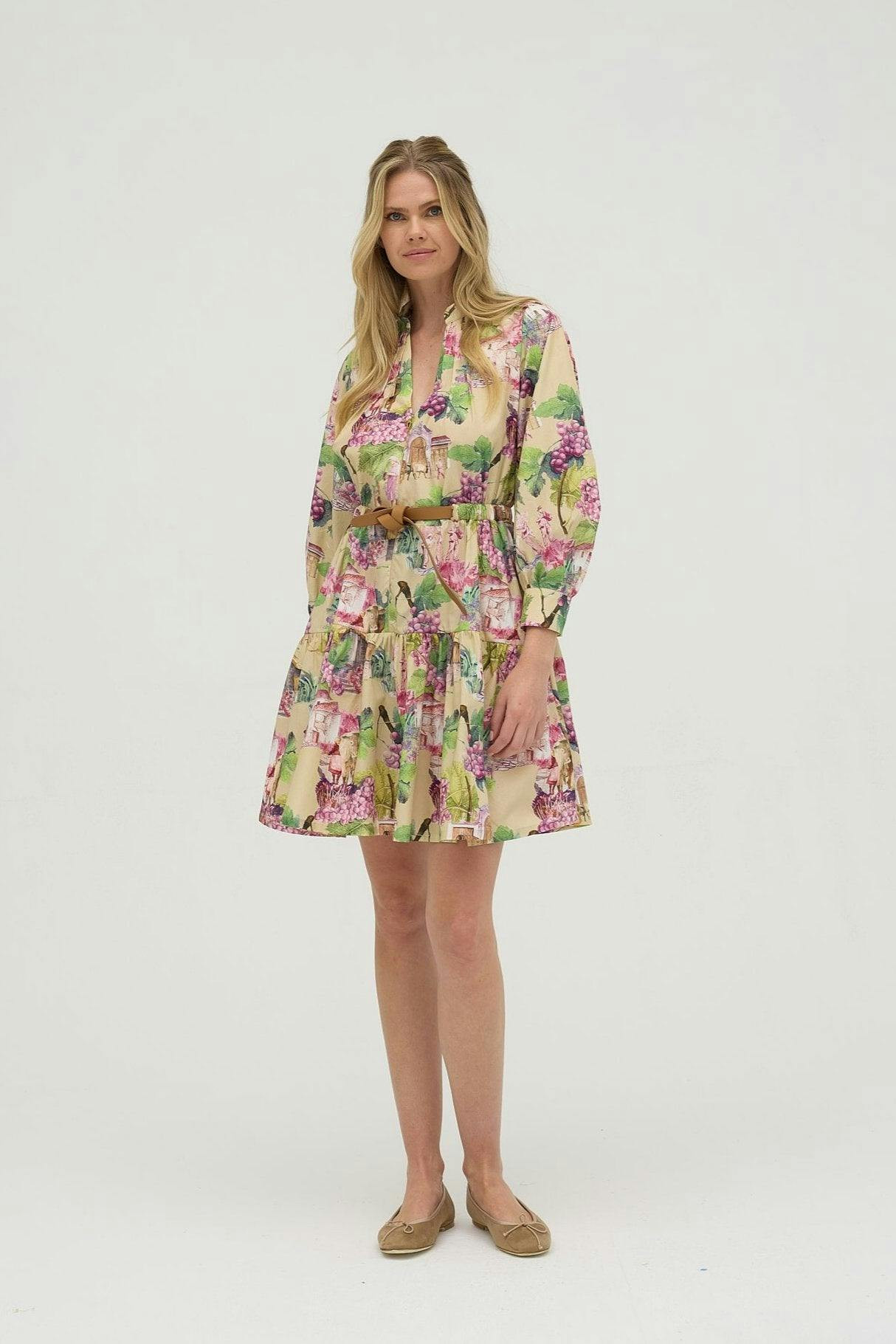 Vestido con cuello mandarín y falda de capas en algodón orgánico