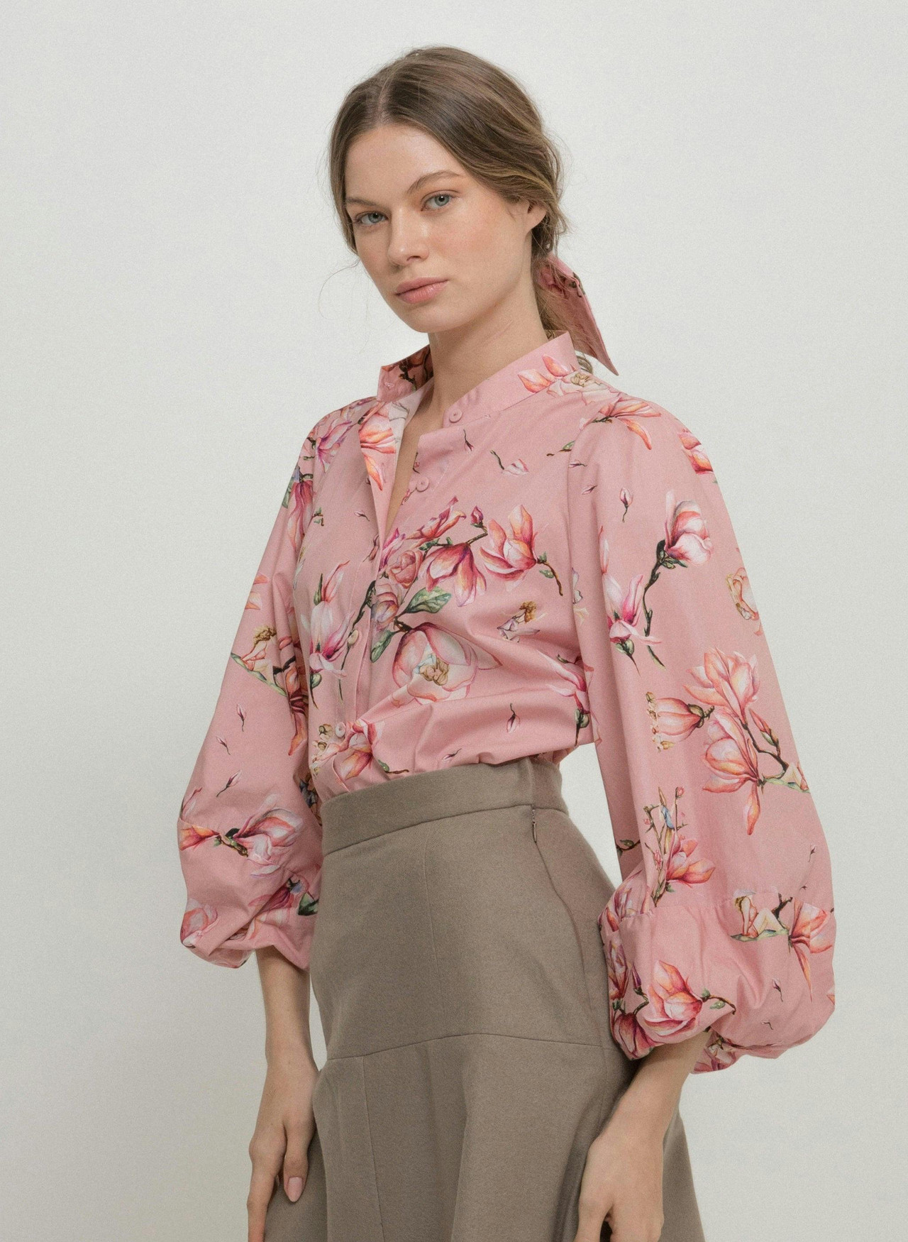 Mandarin collar blouse with gathered sleeves in organic cotton