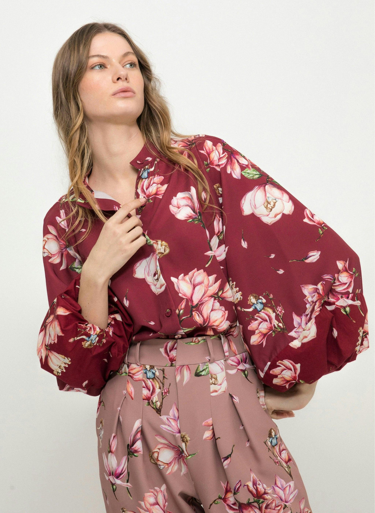 Blusa con cuello mandarín y mangas fruncidas