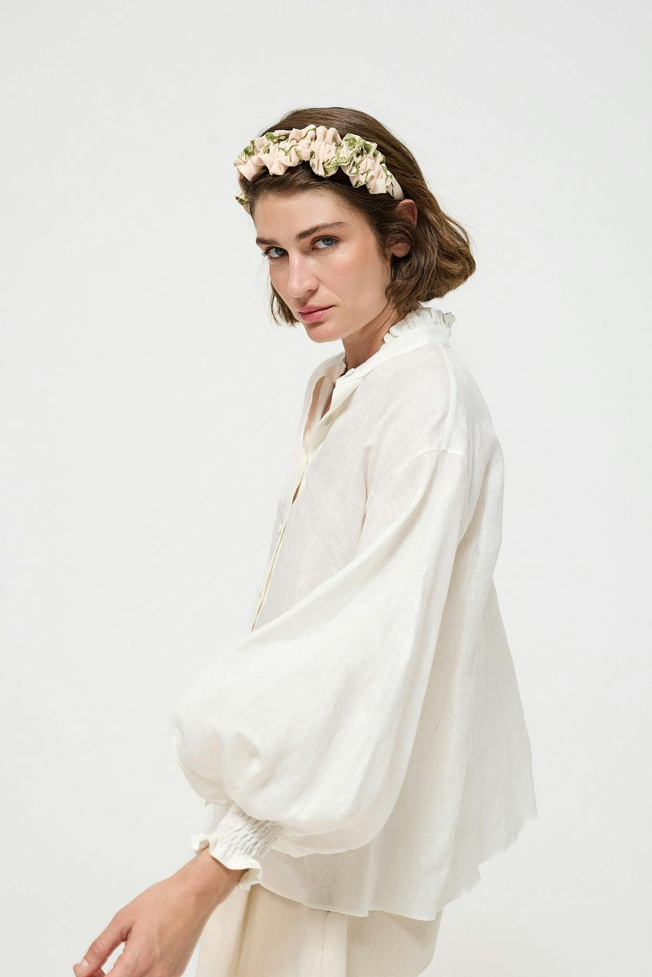 Blusa con volantes y cuello mandarín en lino