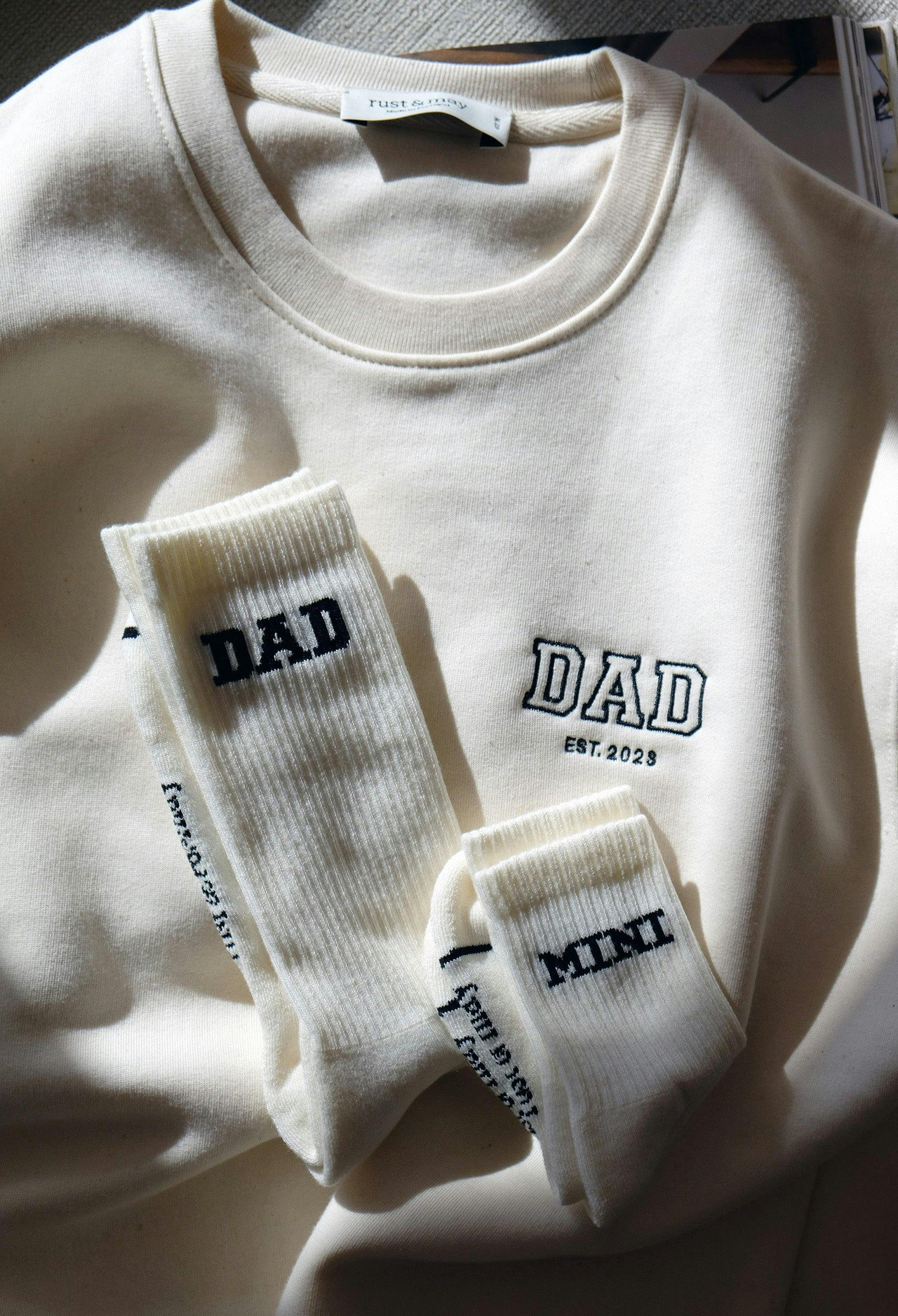 Calcetines unisex beige con letra varsity