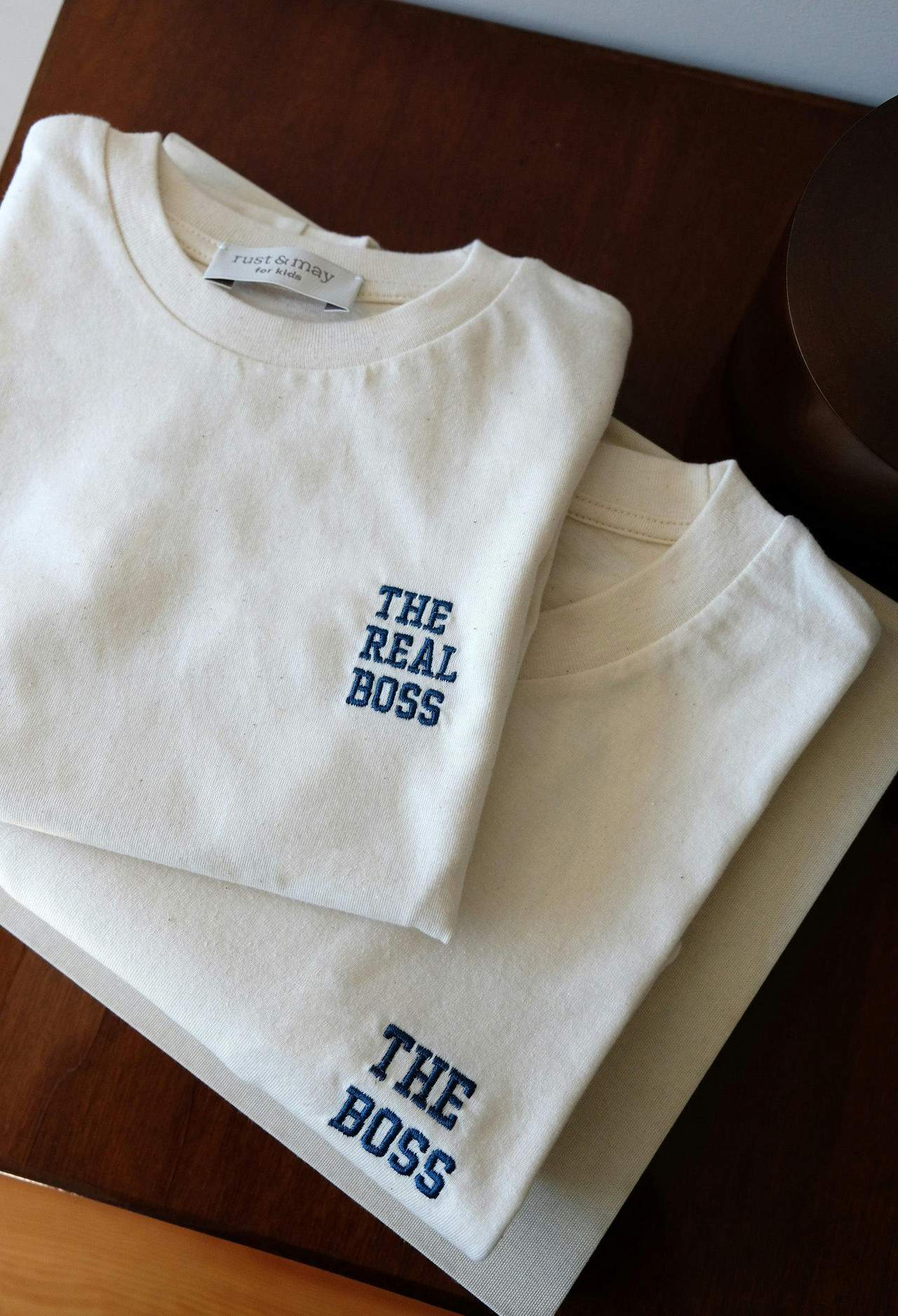 Camiseta The Boss en tono natural con bordado azul marino