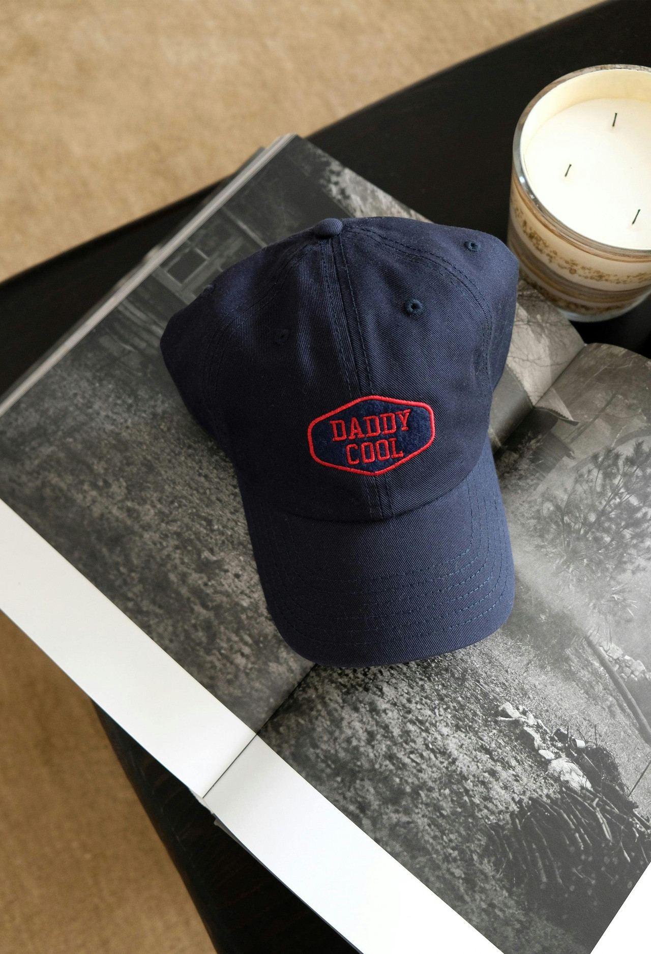 Gorra con patch de fieltro tono sobre tono y bordado 'Daddy Cool'
